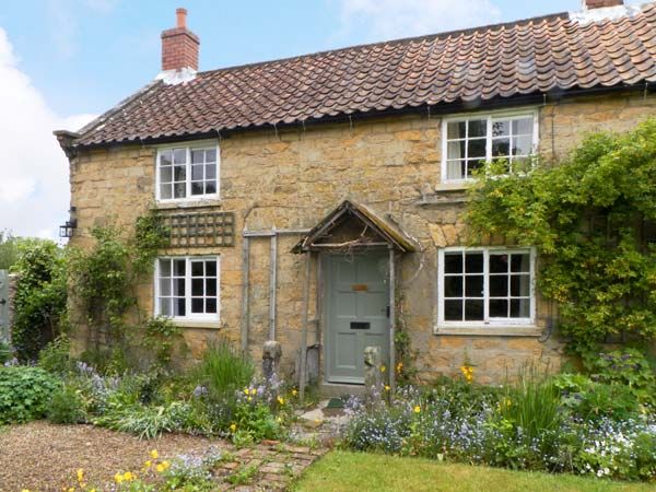 Corner Cottage Pet-Friendly Cottage, Cropton, North York Moors & Coast (Ref 12165)