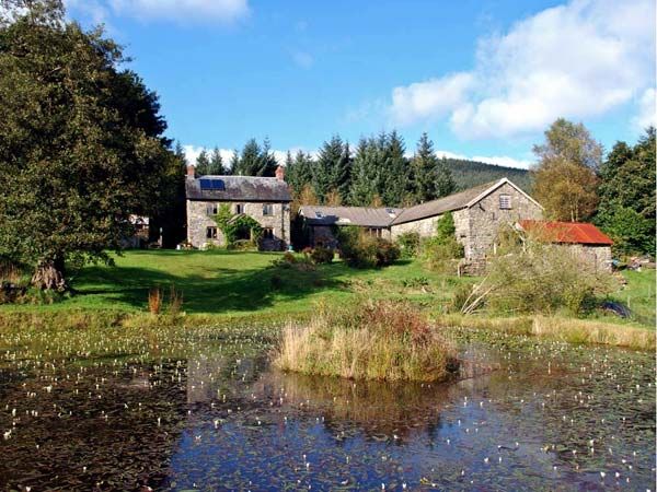 Hot Tub Holiday Cottages Cwm Bedw Farmhouse Family Cottage, Abbeycwmhir, Mid Wales (Ref 12623) 