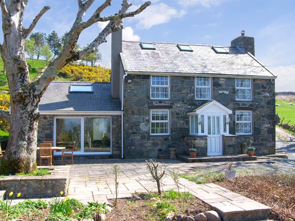 Caernarfon Holiday Cottages Owl Farmhouse Family Cottage, Caernarfon, North Wales (Ref 2992) 